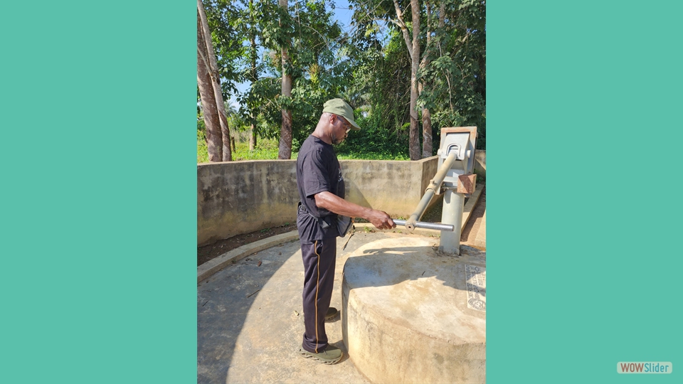 Gboawuta Public School handpump on campus.  Needs to be repaired.